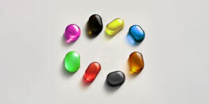 Osm barevných pilulek